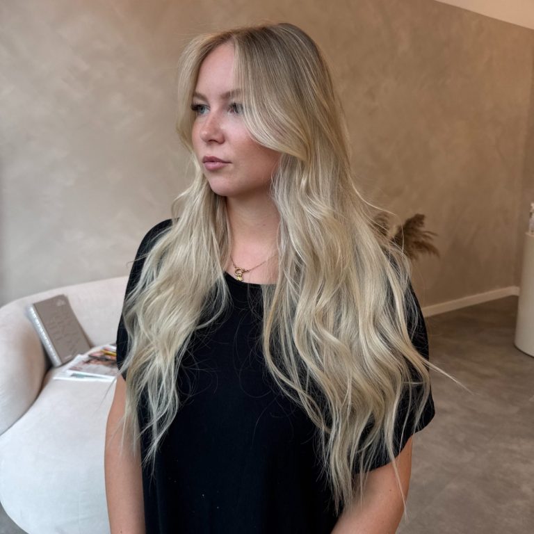 strahlendes helles blond Balayage mit weichem Verlauf am Ansatz strahlendes helles blond Balayage mit weichem Verlauf am Ansatz